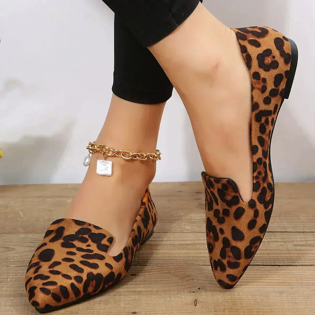 Pointed shoes with leopard print