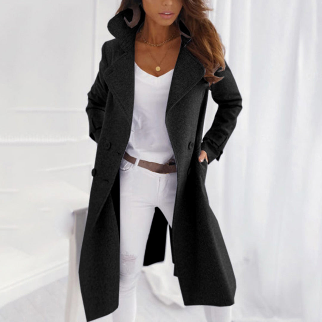 Elegant wool coat with turned-up collar
