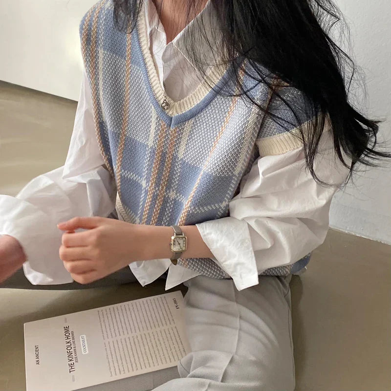 Elena - Knitted sweater with V-neck and short sleeves for women