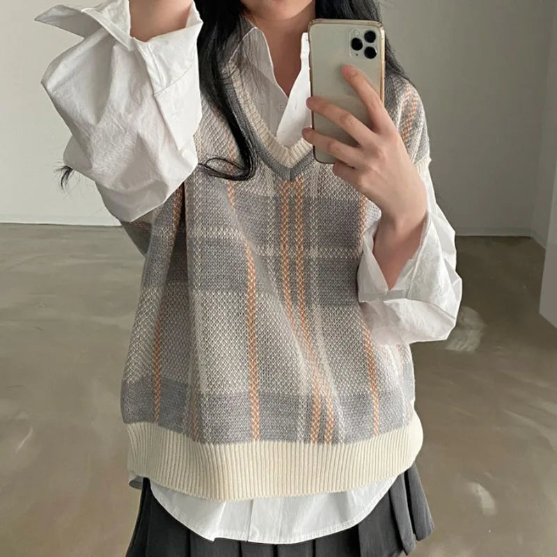 Elena - Knitted sweater with V-neck and short sleeves for women
