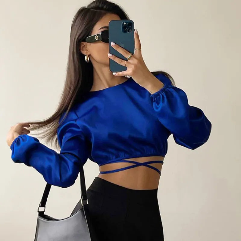 Emma - Short top in shiny satin with knotted detail