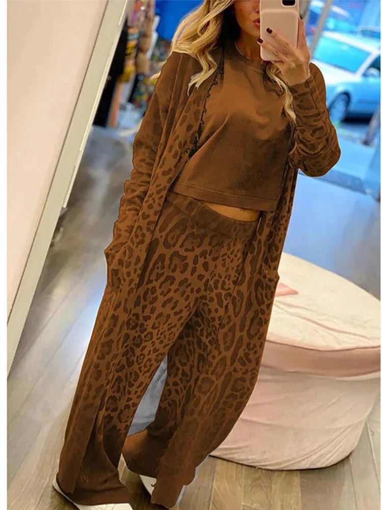 Set consisting of a gilet with leopard print, a long-sleeved bag and pants with elastic waistband