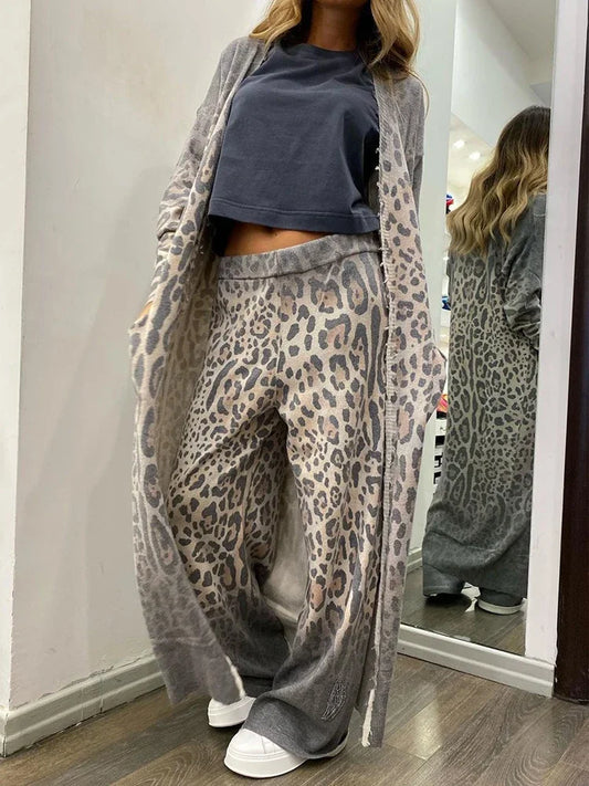 Set consisting of a gilet with leopard print, a long-sleeved bag and pants with elastic waistband