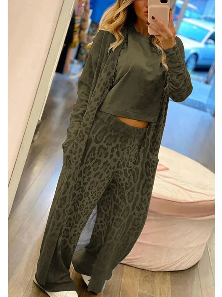 Set consisting of a gilet with leopard print, a long-sleeved bag and pants with elastic waistband