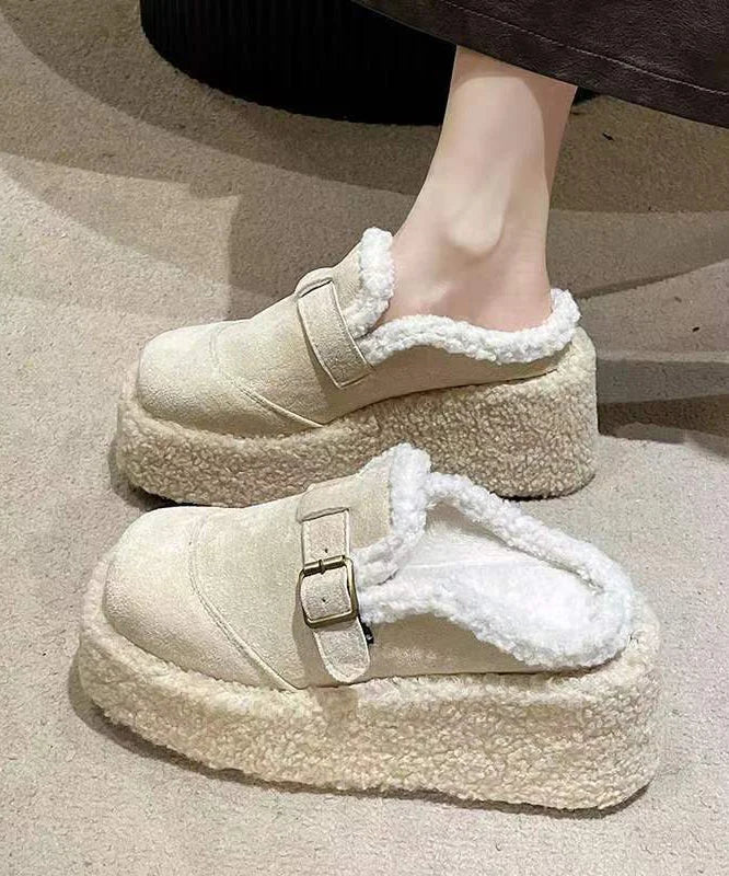 Soft beige slippers with lining and wedge heel