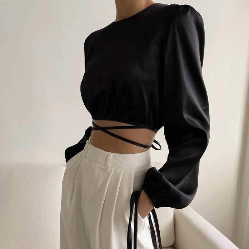 Emma - Short top in shiny satin with knotted detail